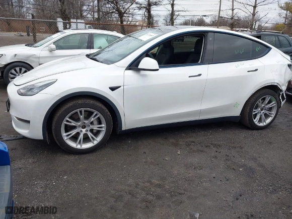 2021 Tesla Model Y Long Range with VIN 5YJYGDEE2MF181054, listed as a IAAI auction lot 41726807 with 71,631 mi miles. Bid and sale history available at carsss.com. Image 2.