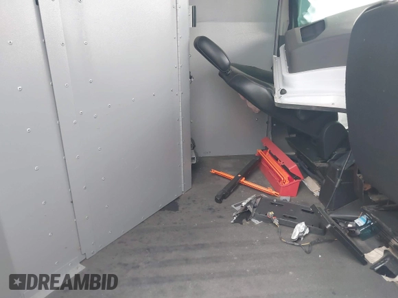 2020 Ford Transit Cargo z VIN 1FTBR1C82LKA61834, wystawiony jako IAAI lot #37802870 z przebiegiem Nie podano mil oraz . Historia ofert i sprzedaży dostępna na DreamBid. Obrazek 8.