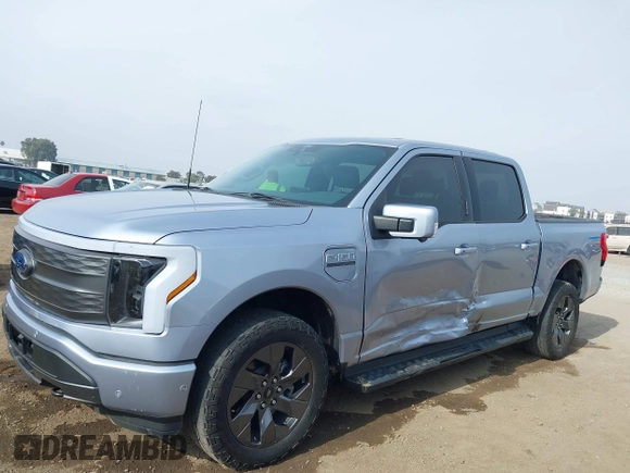 2022 Ford F-150 Lightning Pro z VIN 1FTVW1EL0NWG16234, wystawiony jako IAAI lot #41220079 z przebiegiem 40 541 mil mil oraz . Historia ofert i sprzedaży dostępna na DreamBid. Obrazek 6.