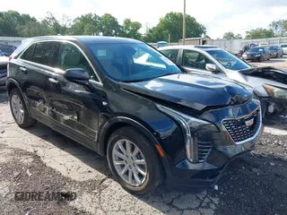2022 Cadillac XT4 FWD Luxury z VIN 1GYAZAR48NF162799, wystawiony jako IAAI lot #42308957 z przebiegiem 19 863 mil mil oraz . Historia ofert i sprzedaży dostępna na DreamBid. Obrazek 1.