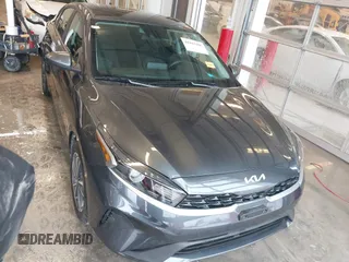 2024 Kia Forte LXS z VIN 3KPF24AD9RE827562, wystawiony jako IAAI lot #41943586 z przebiegiem 9 034 mil mil oraz . Historia ofert i sprzedaży dostępna na DreamBid. Obrazek 12.