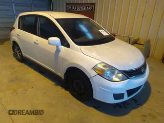 2011 Nissan Versa S z VIN 3N1BC1CP7BL511132, wystawiony jako IAAI lot #41576961 z przebiegiem 275 077 mil mil oraz . Historia ofert i sprzedaży dostępna na DreamBid. Obrazek 1.