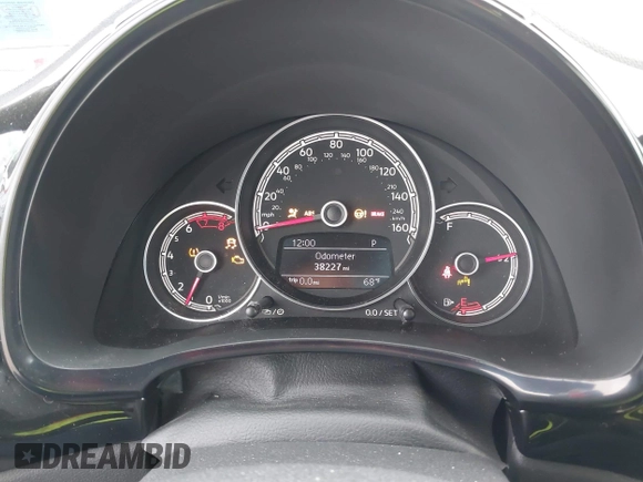 2019 Volkswagen Beetle S с VIN 3VWFD7AT0KM720833, выставлен на аукционе IAAI как лот 40231743 с пробегом 38 227 миль миль и . История ставок и продаж доступна на DreamBid. Изображение 7.