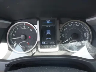 2021 Toyota Tacoma SR z VIN 3TMCZ5AN2MM392590, wystawiony jako IAAI lot #42178072 z przebiegiem 42 542 mil mil oraz . Historia ofert i sprzedaży dostępna na DreamBid. Obrazek 7.