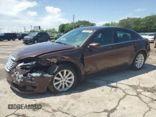 2013 Chrysler 200 Touring z VIN 1C3CCBBB9DN568811, wystawiony jako Copart lot #54834695 z przebiegiem Nie podano mil oraz Szkoda całkowita • Salvage title. Historia ofert i sprzedaży dostępna na DreamBid. Obrazek 1.