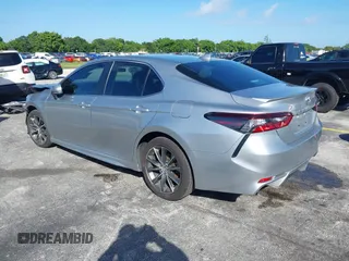 2023 Toyota Camry SE z VIN 4T1G11AK9PU805365, wystawiony jako IAAI lot #40647197 z przebiegiem 18 643 mil mil oraz . Historia ofert i sprzedaży dostępna na DreamBid. Obrazek 3.