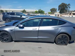 2025 Tesla Model 3 Long Range z VIN 5YJ3E1EB9SF873801, wystawiony jako IAAI lot #42141255 z przebiegiem 1612 mil mil oraz . Historia ofert i sprzedaży dostępna na DreamBid. Obrazek 14.