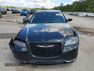 2019 Chrysler 300 Touring z VIN 2C3CCAAG6KH613488, wystawiony jako Copart lot #52549375 z przebiegiem 70 700 mil mil oraz Szkoda całkowita • Salvage title. Historia ofert i sprzedaży dostępna na DreamBid. Obrazek 5.