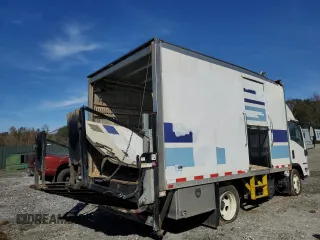 2020 Isuzu NRR IBT z VIN JALE5W165L7306294, wystawiony jako Copart lot #86615774 z przebiegiem Nie podano mil oraz Szkody całkowita. Historia ofert i sprzedaży dostępna na DreamBid. Obrazek 3.