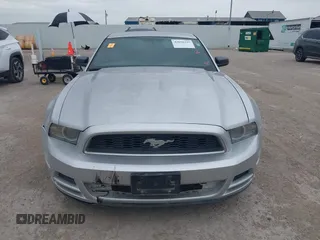 2014 Ford Mustang V6 z VIN 1ZVBP8AM3E5228599, wystawiony jako IAAI lot #42656325 z przebiegiem 185 188 mil mil oraz . Historia ofert i sprzedaży dostępna na DreamBid. Obrazek 12.