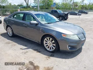 2011 Lincoln MKS z VIN 1LNHL9DR7BG611611, wystawiony jako IAAI lot #42281272 z przebiegiem 160 054 mil mil oraz . Historia ofert i sprzedaży dostępna na DreamBid. Obrazek 1.