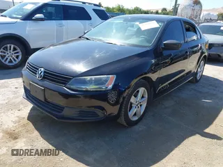 2014 Volkswagen Jetta S z VIN 3VW2K7AJ9EM207135, wystawiony jako IAAI lot #42316176 z przebiegiem 237 752 mil mil oraz . Historia ofert i sprzedaży dostępna na DreamBid. Obrazek 2.