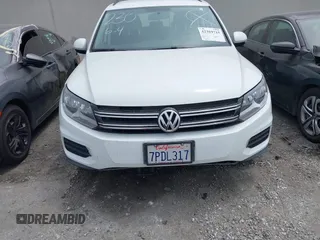 2015 Volkswagen Tiguan S z VIN WVGAV7AX7FW564563, wystawiony jako IAAI lot #42369715 z przebiegiem 27 976 mil mil oraz . Historia ofert i sprzedaży dostępna na DreamBid. Obrazek 13.