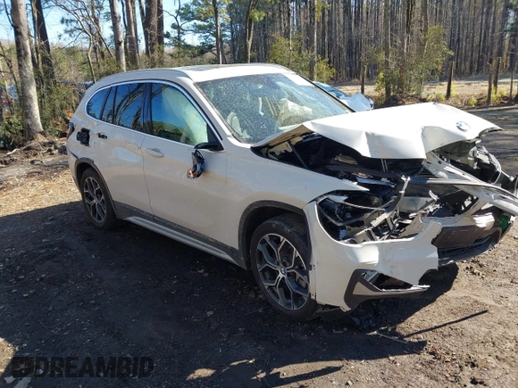 2022 BMW X1 xDrive28i z VIN WBXJG9C04N5V16794, wystawiony jako IAAI lot #41667535 z przebiegiem 55 747 mil mil oraz . Historia ofert i sprzedaży dostępna na DreamBid. Obrazek 1.