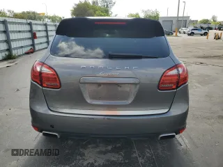 2012 Porsche Cayenne z VIN WP1AA2A23CLA06115, wystawiony jako Copart lot #57224365 z przebiegiem 162 578 mil mil oraz Szkody całkowita. Historia ofert i sprzedaży dostępna na DreamBid. Obrazek 6.