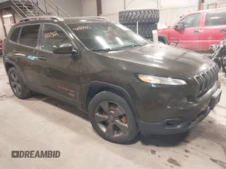 2016 Jeep Cherokee Latitude z VIN 1C4PJMCS9GW310140, wystawiony jako IAAI lot #42423922 z przebiegiem 174 856 mil mil oraz . Historia ofert i sprzedaży dostępna na DreamBid. Obrazek 1.