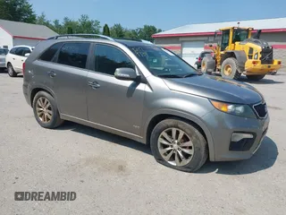 2013 Kia Sorento SX z VIN 5XYKWDA20DG337895, wystawiony jako IAAI lot #42479734 z przebiegiem 198 291 mil mil oraz . Historia ofert i sprzedaży dostępna na DreamBid. Obrazek 1.