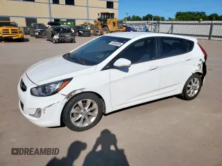 2013 Hyundai Accent SE z VIN KMHCU5AE6DU077443, wystawiony jako Copart lot #58046495 z przebiegiem 122 587 mil mil oraz Czysty tytuł • Clean title. Historia ofert i sprzedaży dostępna na DreamBid. Obrazek 1.