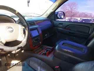 2009 Chevrolet Tahoe LTZ z VIN 1GNFK33089R218771, wystawiony jako IAAI lot #41789581 z przebiegiem 209 247 mil mil oraz . Historia ofert i sprzedaży dostępna na DreamBid. Obrazek 5.