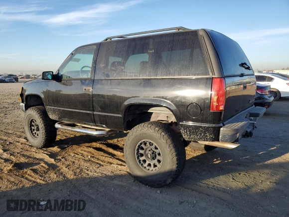 1998 Chevrolet Tahoe z VIN 3GNEK18R6WG102052, wystawiony jako Copart lot #77485244 z przebiegiem 187 542 mil mil oraz Szkoda całkowita • Salvage title. Historia ofert i sprzedaży dostępna na DreamBid. Obrazek 2.