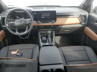 2024 GMC Canyon 4WD AT4 z VIN 1GTP6DEK7R1219298, wystawiony jako Copart lot #46954975 z przebiegiem 5325 mil mil oraz Szkody całkowita. Historia ofert i sprzedaży dostępna na DreamBid. Obrazek 8.