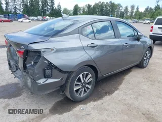 2024 Nissan Versa SV z VIN 3N1CN8EV6RL910272, wystawiony jako IAAI lot #42500325 z przebiegiem 8 343 mil mil oraz . Historia ofert i sprzedaży dostępna na DreamBid. Obrazek 4.