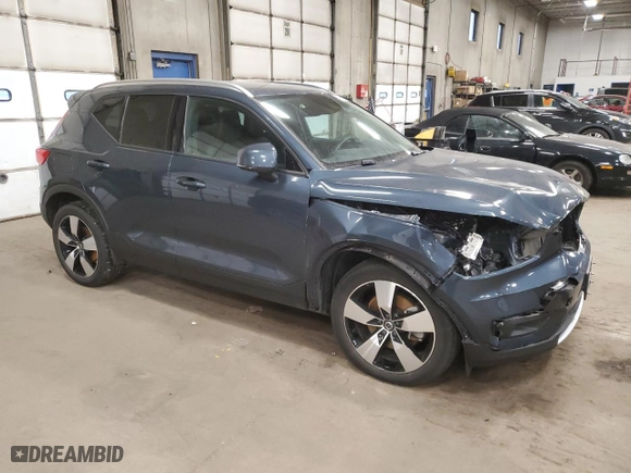 2021 Volvo XC40 Momentum with VIN YV4162UK0M2454640, listed as a Copart auction lot 84464544 with 38,653 mi miles and Salvage Title. Bid and sale history available at carsss.com. Image 4.
