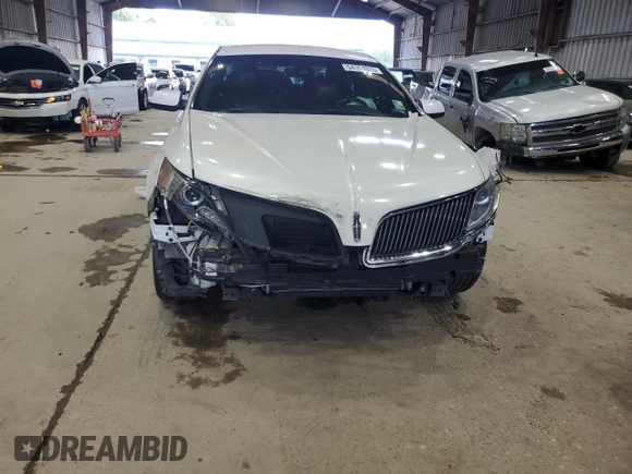 2013 Lincoln MKS z VIN 1LNHL9DK4DG613144, wystawiony jako Copart lot #54354625 z przebiegiem 104 211 mil mil oraz Szkoda całkowita • Salvage title. Historia ofert i sprzedaży dostępna na DreamBid. Obrazek 5.