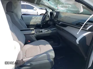 2025 Toyota Sienna LE z VIN 5TDKRKEC8SS245934, wystawiony jako IAAI lot #42274195 z przebiegiem 4 933 mil mil oraz . Historia ofert i sprzedaży dostępna na DreamBid. Obrazek 5.
