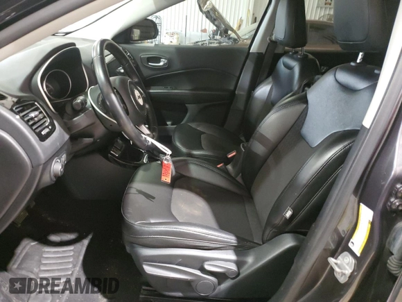 2020 Jeep Compass Latitude z VIN 3C4NJCBB6LT252619, wystawiony jako Copart lot #54860815 z przebiegiem Nie podano mil oraz Szkoda całkowita • Salvage title. Historia ofert i sprzedaży dostępna na DreamBid. Obrazek 7.
