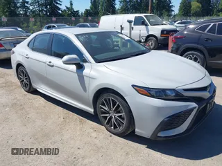 2023 Toyota Camry SE z VIN 4T1G11AK6PU129375, wystawiony jako IAAI lot #42454982 z przebiegiem 60 524 mil mil oraz . Historia ofert i sprzedaży dostępna na DreamBid. Obrazek 1.