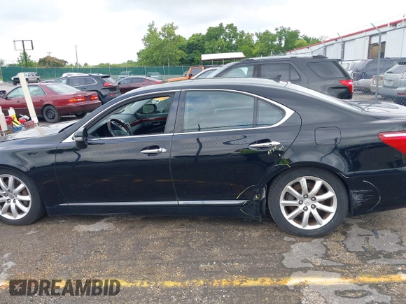 2010 Lexus LS 460 z VIN JTHCL5EF5A5005714, wystawiony jako IAAI lot #42616045 z przebiegiem 101 834 mil mil oraz . Historia ofert i sprzedaży dostępna na DreamBid. Obrazek 14.