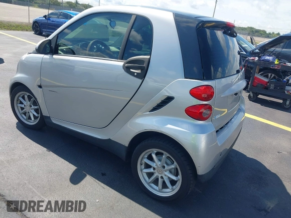 2009 Smart fortwo Pure z VIN WMEEJ31X49K210166, wystawiony jako IAAI lot #42251960 z przebiegiem 104 788 mil mil oraz . Historia ofert i sprzedaży dostępna na DreamBid. Obrazek 3.