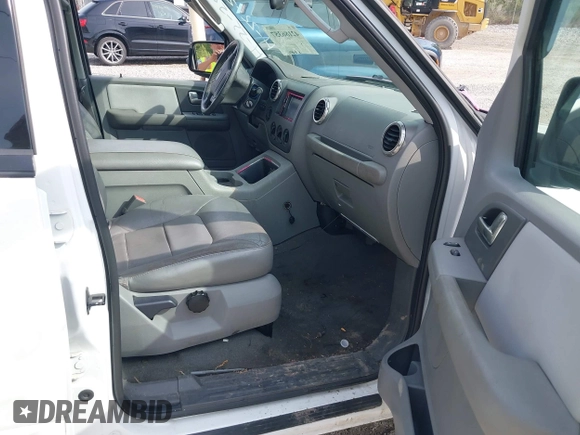 2004 Ford Expedition Special Service z VIN 1FMPU16L04LB42679, wystawiony jako IAAI lot #42186357 z przebiegiem 172 518 mil mil oraz . Historia ofert i sprzedaży dostępna na DreamBid. Obrazek 5.