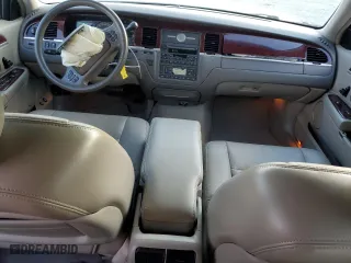 2004 Lincoln Town Car Signature with VIN 1LNHM81W84Y652800, listed as a Copart auction lot 42411335 with 110,758 mi miles and Salvage Title. Bid and sale history available at carsss.com. Image 8.