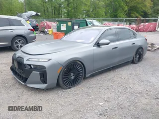 2023 BMW 7 Series 760i xDrive z VIN WBA33EJ04PCM74863, wystawiony jako IAAI lot #42298285 z przebiegiem 22 801 mil mil oraz . Historia ofert i sprzedaży dostępna na DreamBid. Obrazek 2.