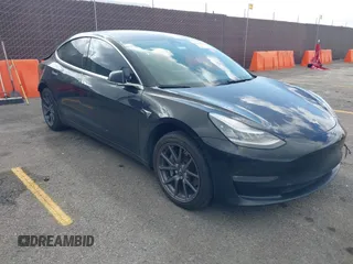 2019 Tesla Model 3 Mid Range z VIN 5YJ3E1EA4KF361967, wystawiony jako IAAI lot #42261724 z przebiegiem 89 902 mil mil oraz . Historia ofert i sprzedaży dostępna na DreamBid. Obrazek 1.