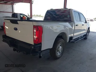 2024 Ford F-250 XL z VIN 1FT7W2AA4REF90588, wystawiony jako IAAI lot #42510225 z przebiegiem 925 mil mil oraz . Historia ofert i sprzedaży dostępna na DreamBid. Obrazek 4.
