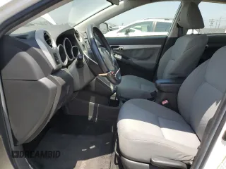 2009 Toyota Matrix S z VIN 2T1KE40E29C020329, wystawiony jako Copart lot #60878495 z przebiegiem 104 176 mil mil oraz Szkoda całkowita • Salvage title. Historia ofert i sprzedaży dostępna na DreamBid. Obrazek 7.