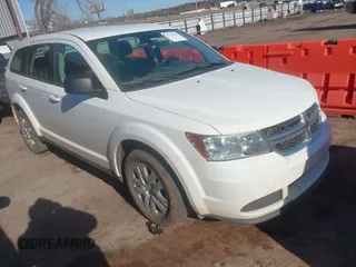 2015 Dodge Journey SE z VIN 3C4PDCAB6FT700525, wystawiony jako IAAI lot #41755786 z przebiegiem 136 331 mil mil oraz . Historia ofert i sprzedaży dostępna na DreamBid. Obrazek 1.