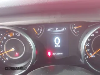 2020 Jeep Wrangler Unlimited Sport S z VIN 1C4HJXDN5LW279865, wystawiony jako IAAI lot #42236135 z przebiegiem 101 225 mil mil oraz . Historia ofert i sprzedaży dostępna na DreamBid. Obrazek 7.