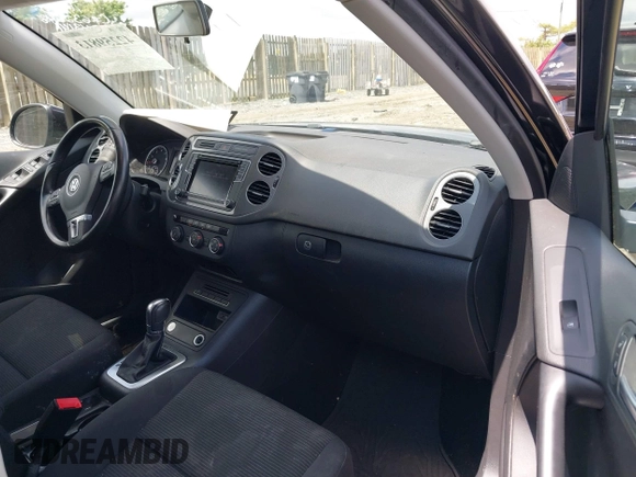 2017 Volkswagen Tiguan S z VIN WVGAV7AX3HK043141, wystawiony jako IAAI lot #42259813 z przebiegiem 63 151 mil mil oraz . Historia ofert i sprzedaży dostępna na DreamBid. Obrazek 5.