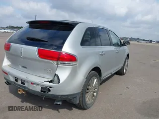 2011 Lincoln MKX z VIN 2LMDJ8JK7BBJ15676, wystawiony jako IAAI lot #42096817 z przebiegiem 218 798 mil mil oraz . Historia ofert i sprzedaży dostępna na DreamBid. Obrazek 6.