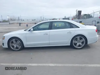 2016 Audi A8 Sport z VIN WAU43AFD3GN011061, wystawiony jako IAAI lot #42034532 z przebiegiem 109 877 mil mil oraz . Historia ofert i sprzedaży dostępna na DreamBid. Obrazek 14.