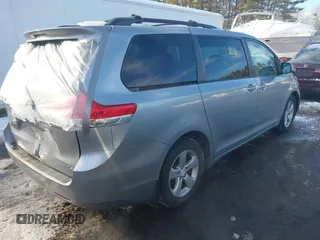 2012 Toyota Sienna LE AAS z VIN 5TDKK3DC2CS245540, wystawiony jako IAAI lot #41622653 z przebiegiem 226 969 mil mil oraz . Historia ofert i sprzedaży dostępna na DreamBid. Obrazek 4.
