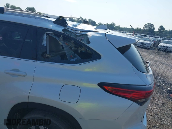 2022 Toyota Highlander XLE with VIN 5TDHZRBH6NS172134, listed as a IAAI auction lot 42656687 with 39,856 mi miles and . Bid and sale history available at DreamBid. Image 6.