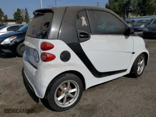 2014 Smart fortwo Pure with VIN WMEEJ3BA3EK780633, listed as a Copart auction lot 54009185 with 104,688 mi miles and Clean Title. Bid and sale history available at carsss.com. Image 3.