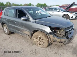 2014 Volkswagen Tiguan S z VIN WVGBV3AX6EW519920, wystawiony jako IAAI lot #42248786 z przebiegiem 87 542 mil mil oraz . Historia ofert i sprzedaży dostępna na DreamBid. Obrazek 1.