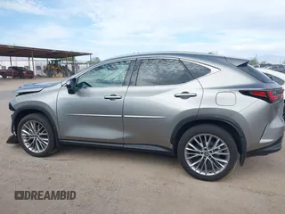 2024 Lexus NX 350 Luxury z VIN 2T2HGCEZ3RC032785, wystawiony jako IAAI lot #42230799 z przebiegiem 5992 mil mil oraz . Historia ofert i sprzedaży dostępna na DreamBid. Obrazek 15.