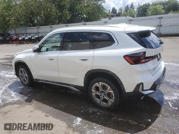 2024 BMW X1 xDrive28i z VIN WBX73EF01R5Z19955, wystawiony jako Copart lot #61263085 z przebiegiem 21 897 mil mil oraz Czysty tytuł • Clean title. Historia ofert i sprzedaży dostępna na DreamBid. Obrazek 2.